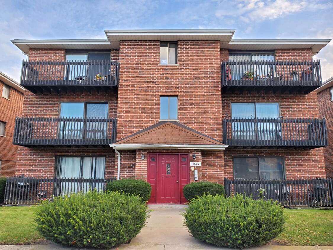 Front Entrance - 1613 Astor St