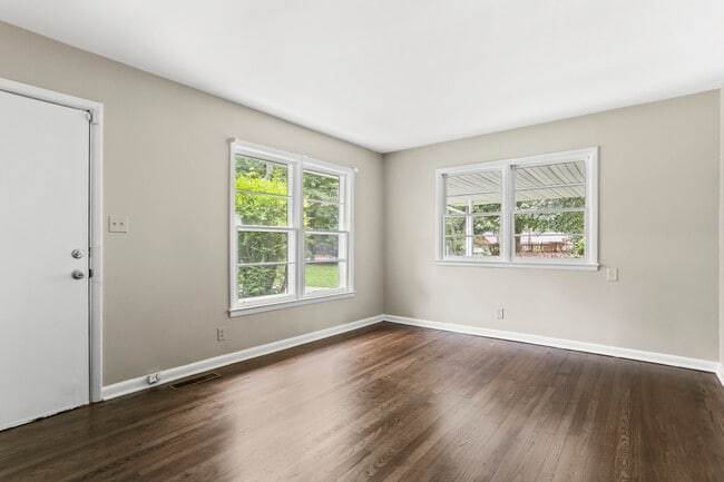 Building Photo - This cute 3 Bedroom Ranch, is priced to mo...