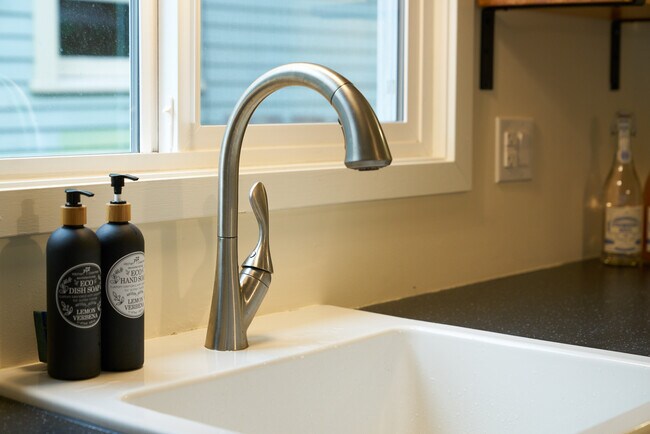 Farmhouse kitchen sink - 4518 NE 24th Ave
