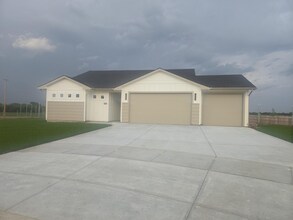 Building Photo - 1164 W Trek Cir