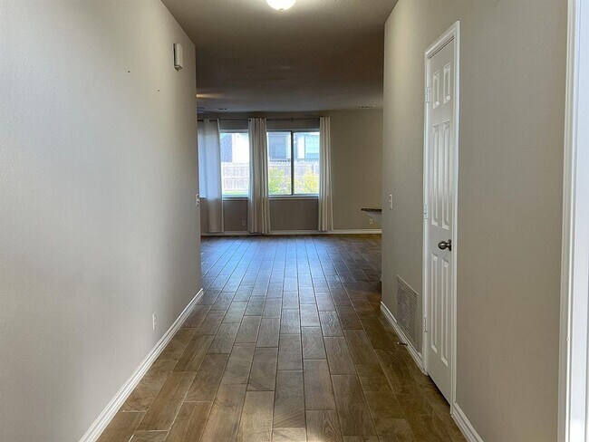 Building Photo - 1112 Vanderbilt Cir