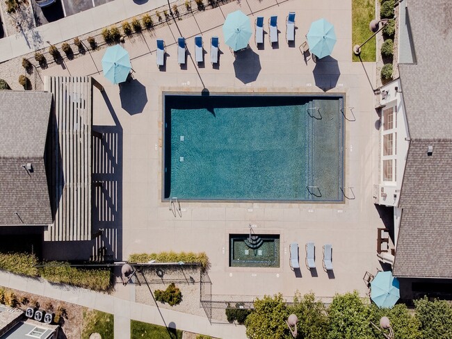 Vista aérea de la piscina del parque durante el día Lácteos - Parc at Day Dairy Apartments and Townhomes