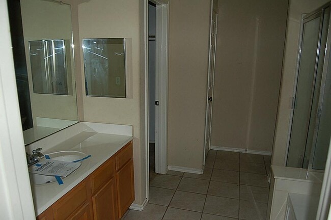 Building Photo - 22023 Thorngrove Ln