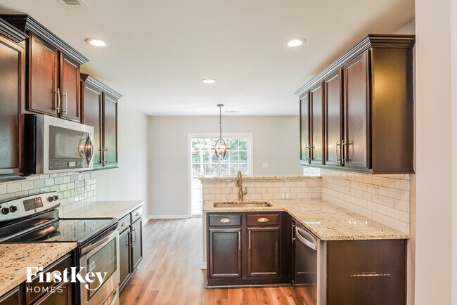 Foto del edificio - 213 Lind Point Ln