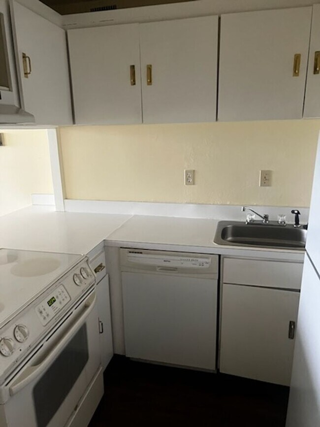 Foto del edificio - Midtown High Rise Apartment Available Now