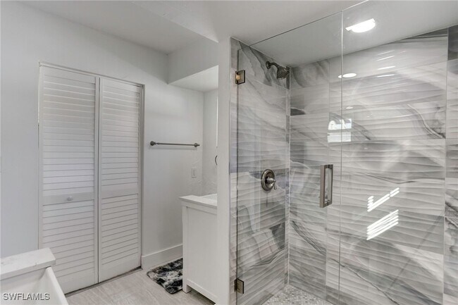 Building Photo - 10842 Vanderbilt Dr