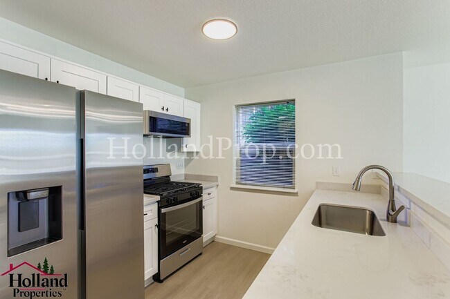 Building Photo - Fantastic 2 Bedrooms Condo in the Heart of...