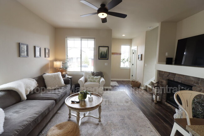Foto del edificio - 2860 Yew Park Ln