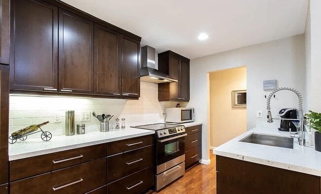 Foto del edificio - 8530 Holloway Dr