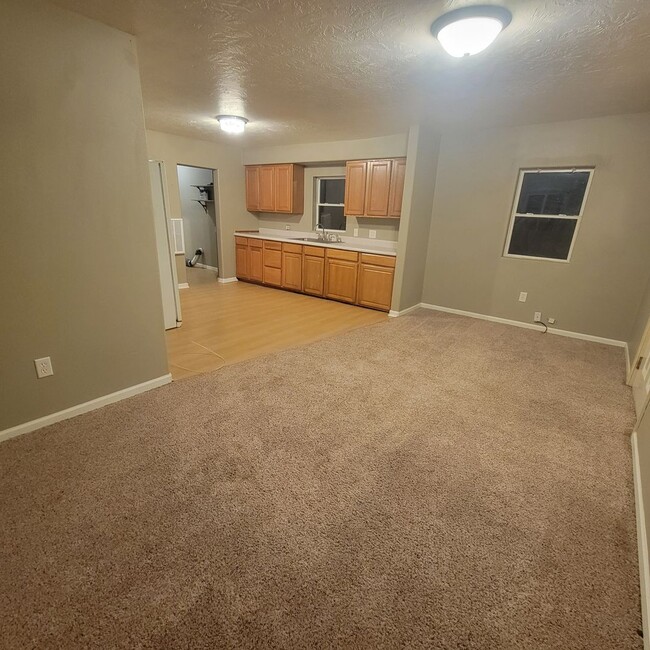 Building Photo - $1200 - Cozy 2 Bed 1 Bath Morningside Home