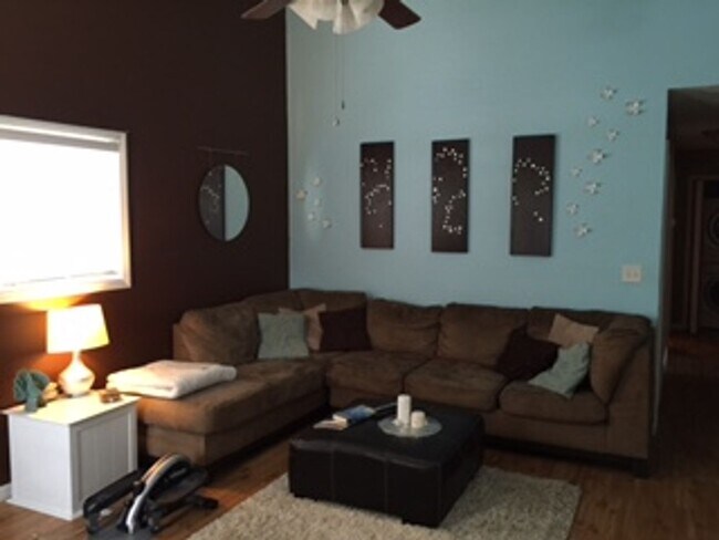Building Photo - 3 Bed 2 Bath Single Family Home