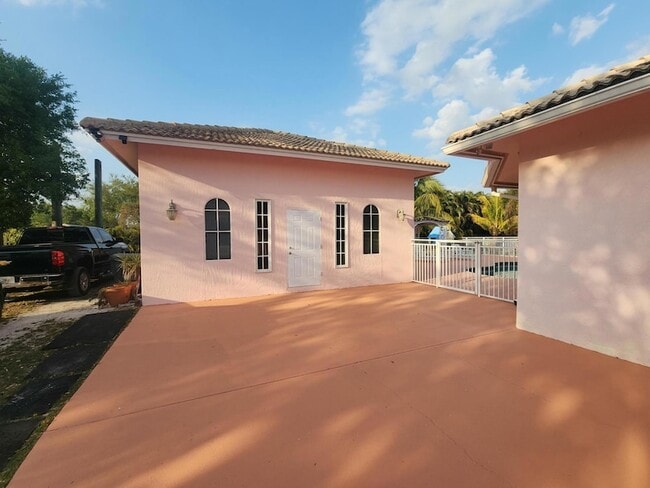 Building Photo - 16975 83rd Pl N