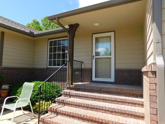 Foto del edificio - Beautiful 3 bedroom/3 bath triplex unit on...