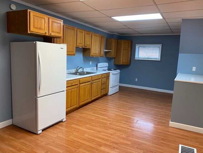 Spacious kitchen - 815 N Main St