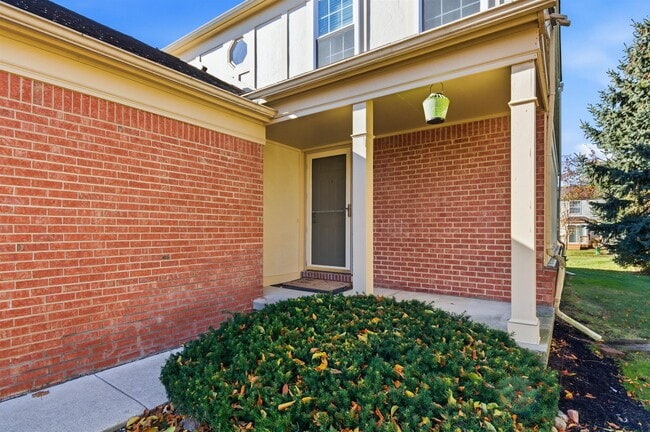 Building Photo - 3084 Village Cir