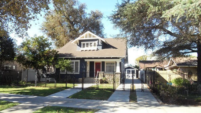 Foto principal - Charming craftsman home located in the hig...