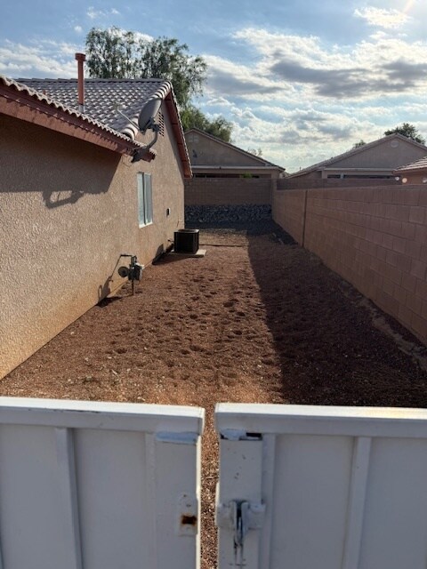 Building Photo - 4942 S Rinaldi Dr