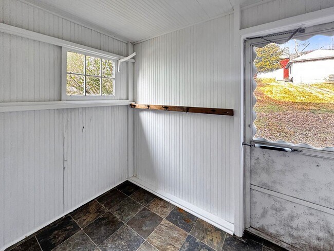 Building Photo - 1012-1014 Louisa St