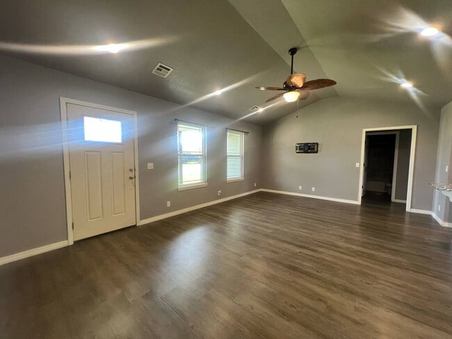 Building Photo - COMING SOON IN NEOSHO MO!!!  Beautiful 3 bedroom, 2 bathroom home in Neosho in adorable neighborh...