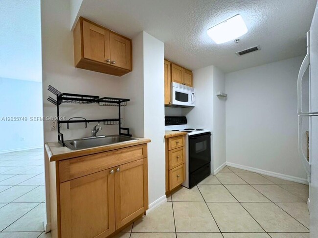 Building Photo - 2630 SW 28th St