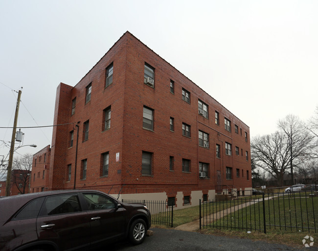 Building Photo - 140 Kenilworth Ave NE