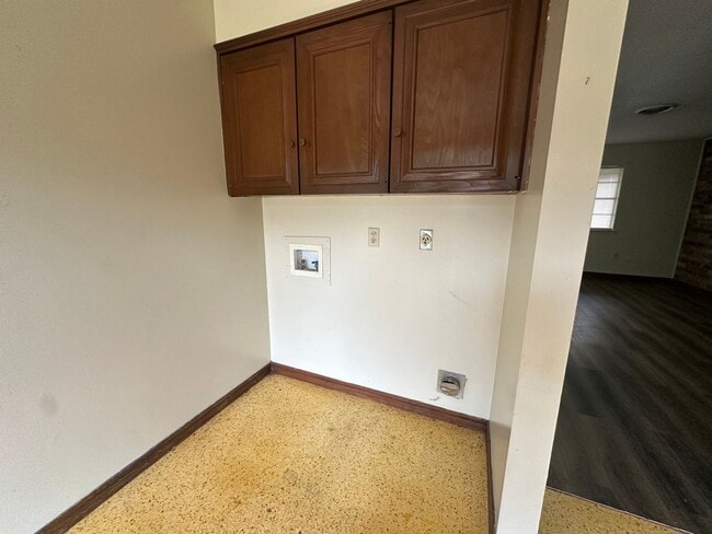 Building Photo - 405 N Inglewood, Apt 25-28