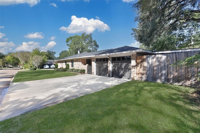 Building Photo - 4402 Fallbrook Dr