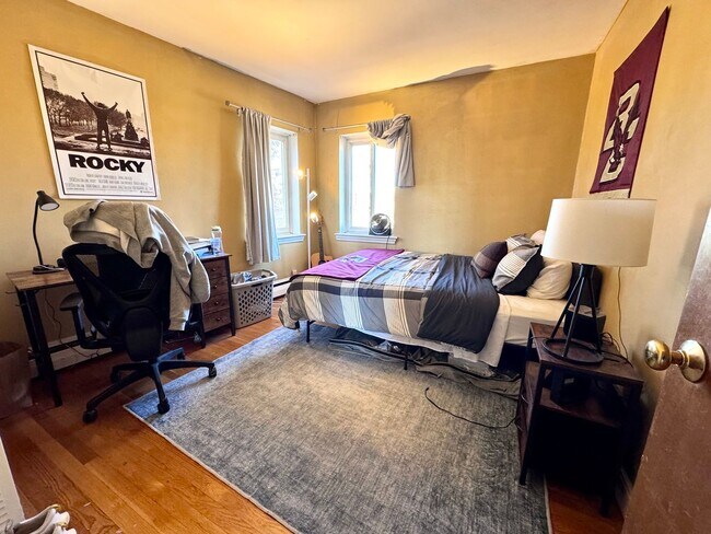 Building Photo - 2 BED WITH RENOVATED KITCHEN RIGHT BY B.C.