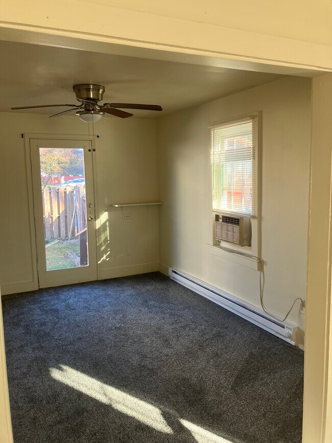 Foto del edificio - 215 N Railroad Ave