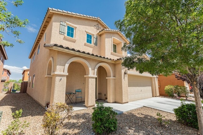 Building Photo - Exquisite 5 bedroom 4 bathroom home with fresh paint and new carpet waiting for you!