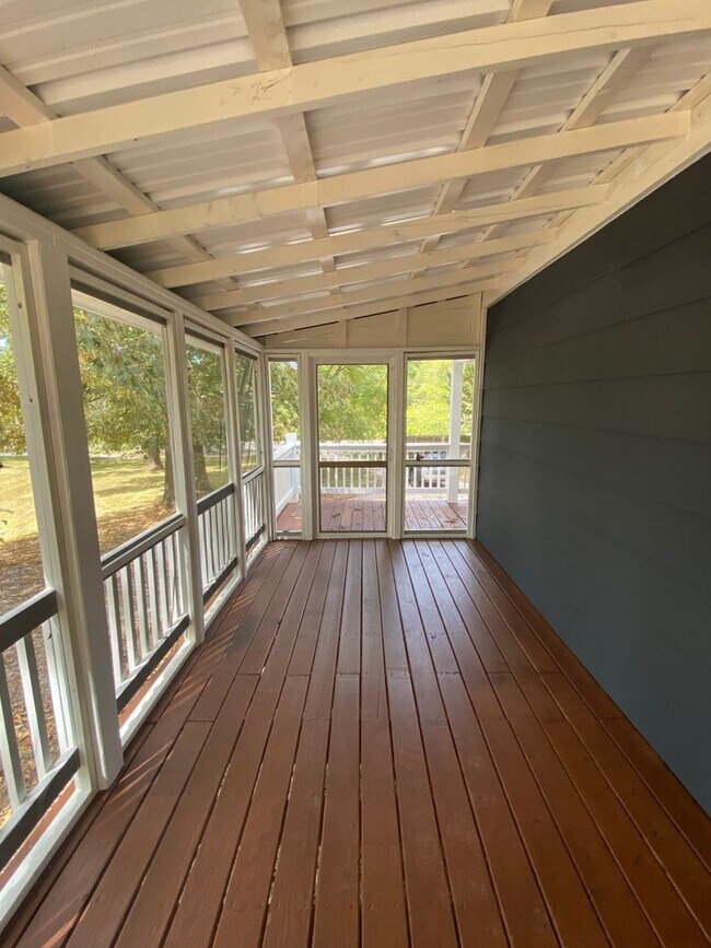 Foto del edificio - Ringgold 2 Bed 1 bath Screened in Porch, Oversized Workshop