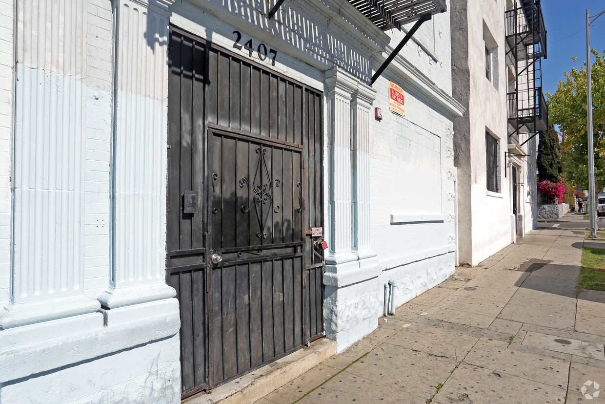 Foto del edificio - 2407 James M Wood Blvd
