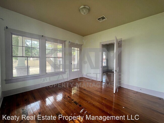 Building Photo - 3 br, 1 bath House - 327 E Convent Street