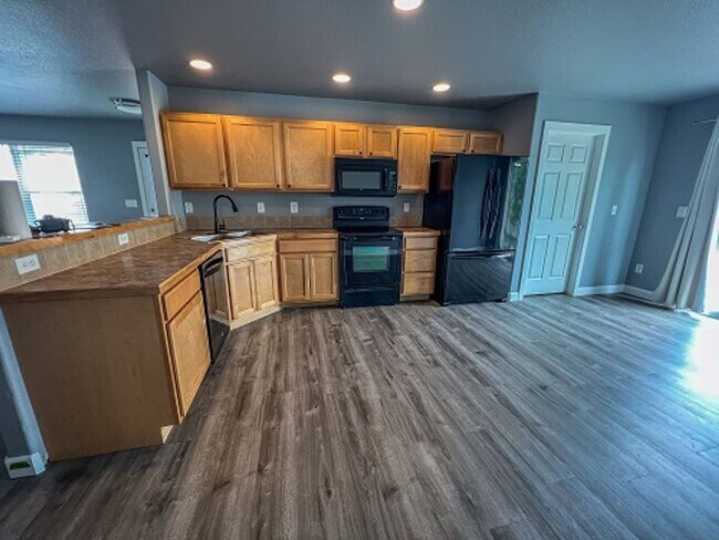 Foto del edificio - Spacious 3-Bedroom Home with Fenced Yard in Wellington – Available August 4th