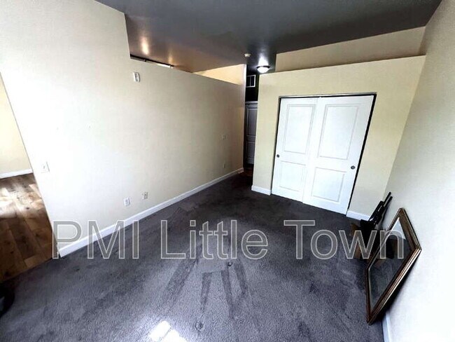 Building Photo - 5677 S Park Pl