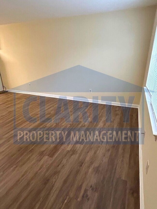 Building Photo - Quiet, convenient location!
