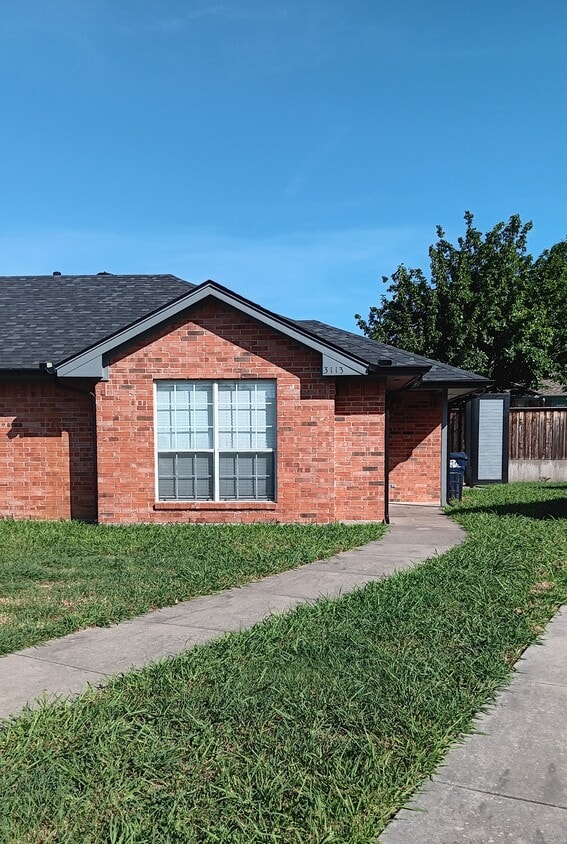 Front on Cul-de-Sac - 3113 Inglewood St