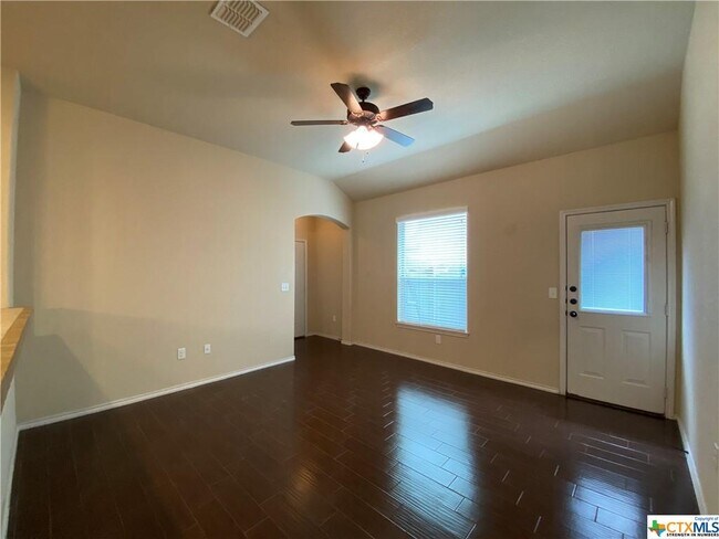 Foto del edificio - 656 Creekside Cir