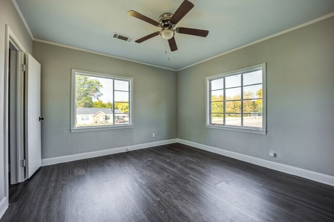 Building Photo - Freshly Updated 2 Bedroom House