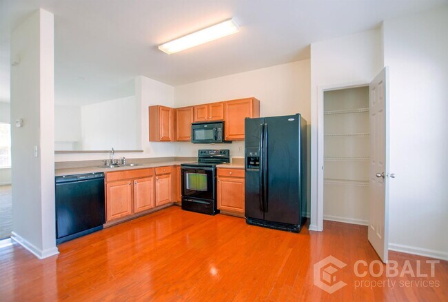 Foto del edificio - 6823 Blackstone Pl