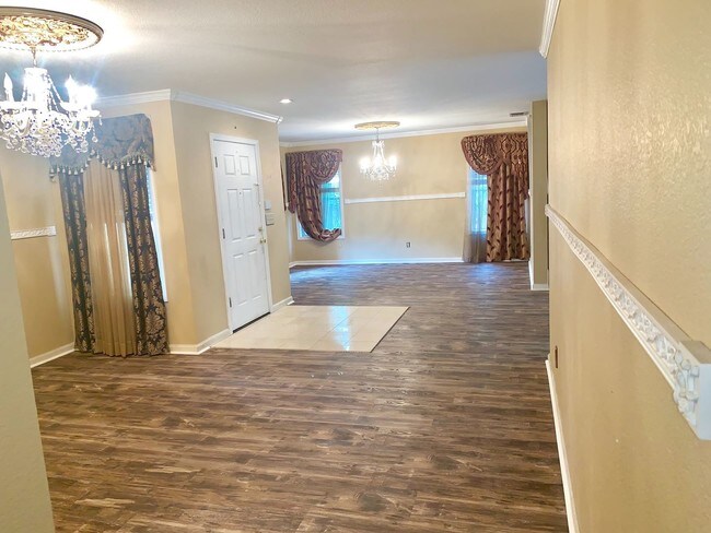 Foto del edificio - 5 br, 2.5 bath House - 5763 W Magill Ave