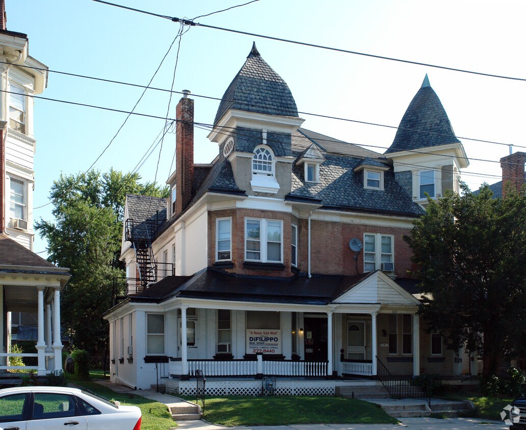 Foto principal - 807 W Main St