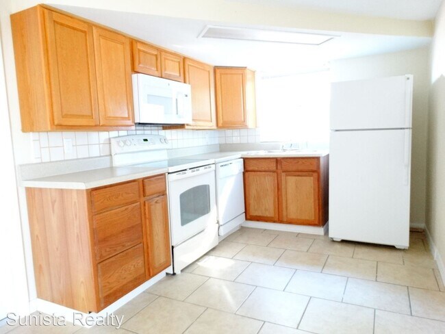 Building Photo - 3 br, 1 bath House - 9831 Rainbow Lane