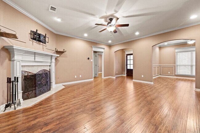 Building Photo - Ready for lease!