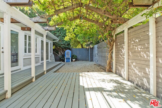 Foto del edificio - 1640 Electric Ave