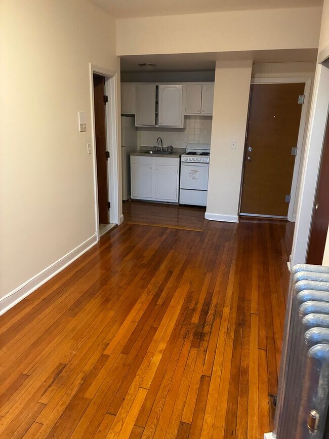 Foto del edificio - Nicely located 1 bed with heat and water included!