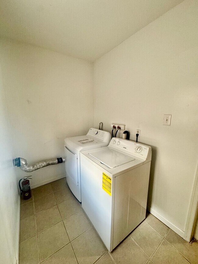 Building Photo - Grays Ferry 3 Bedroom - PHA Welcomed