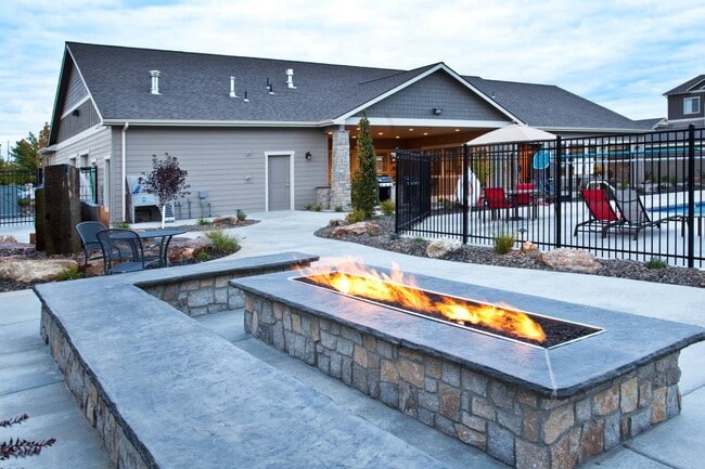 Building Photo - Legacy Villas