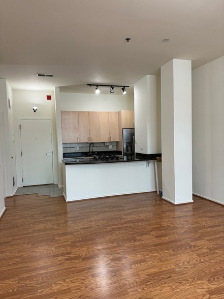 Building Photo - 130 S Canal Street Unit 9H