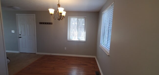 Building Photo - 487 Glencoe Ct